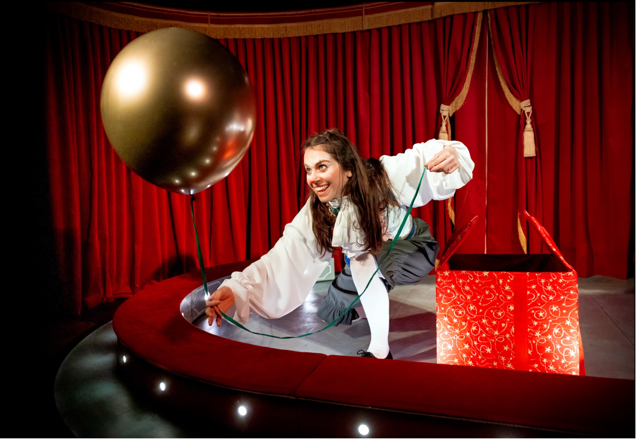 Clown med en ballong i handen