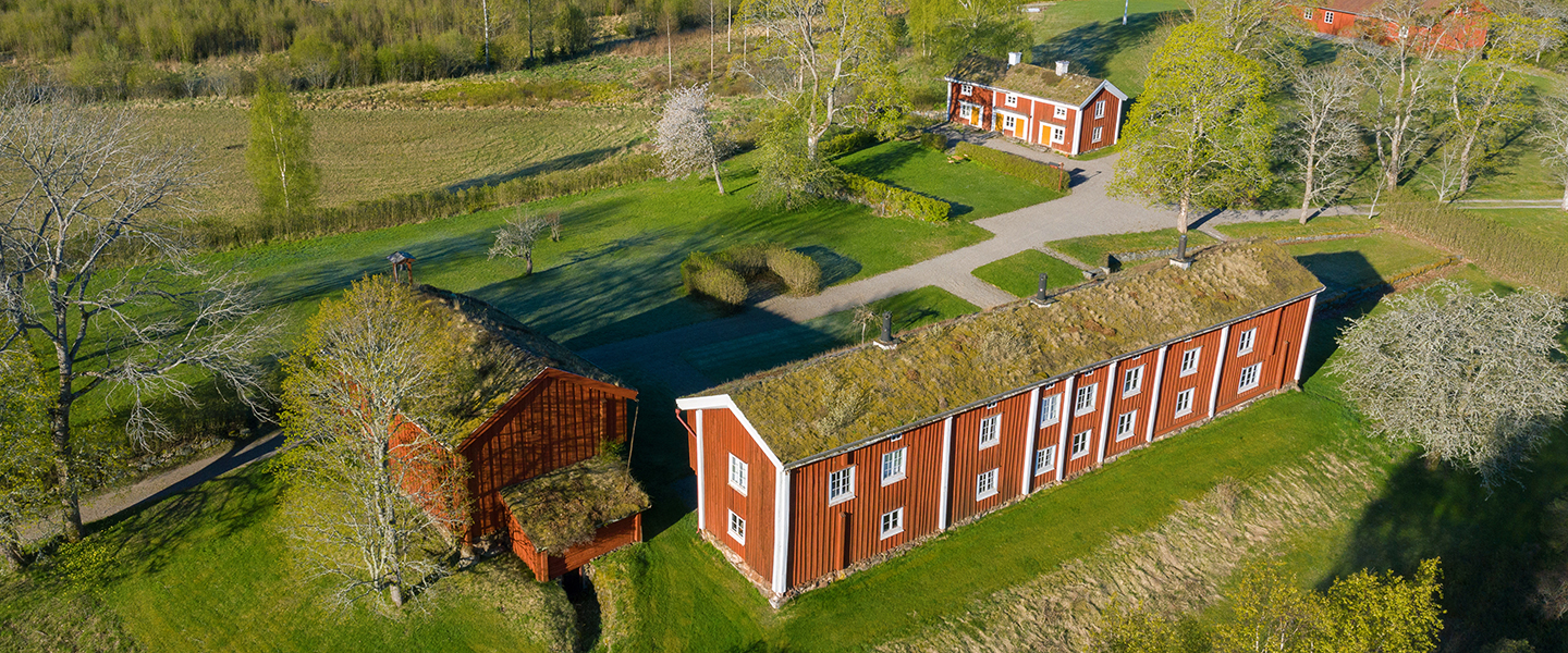 Ett hus, en bergsmansgård med omgivningar, sett ovanifrån i fågelperspektiv.