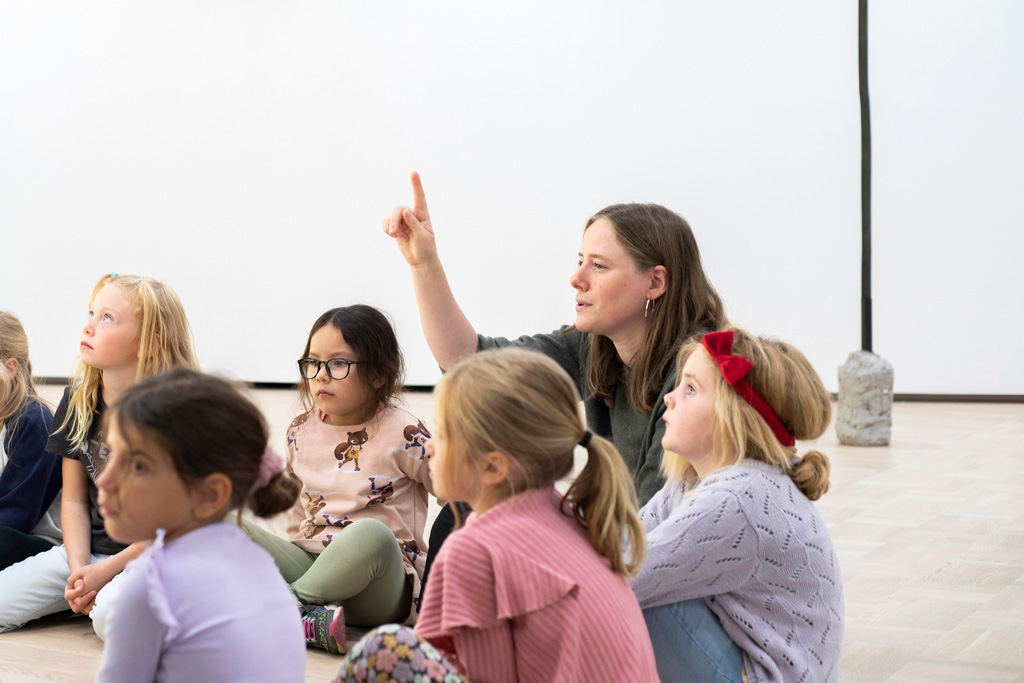 Visning av konst med skolklass på Örebro konsthall