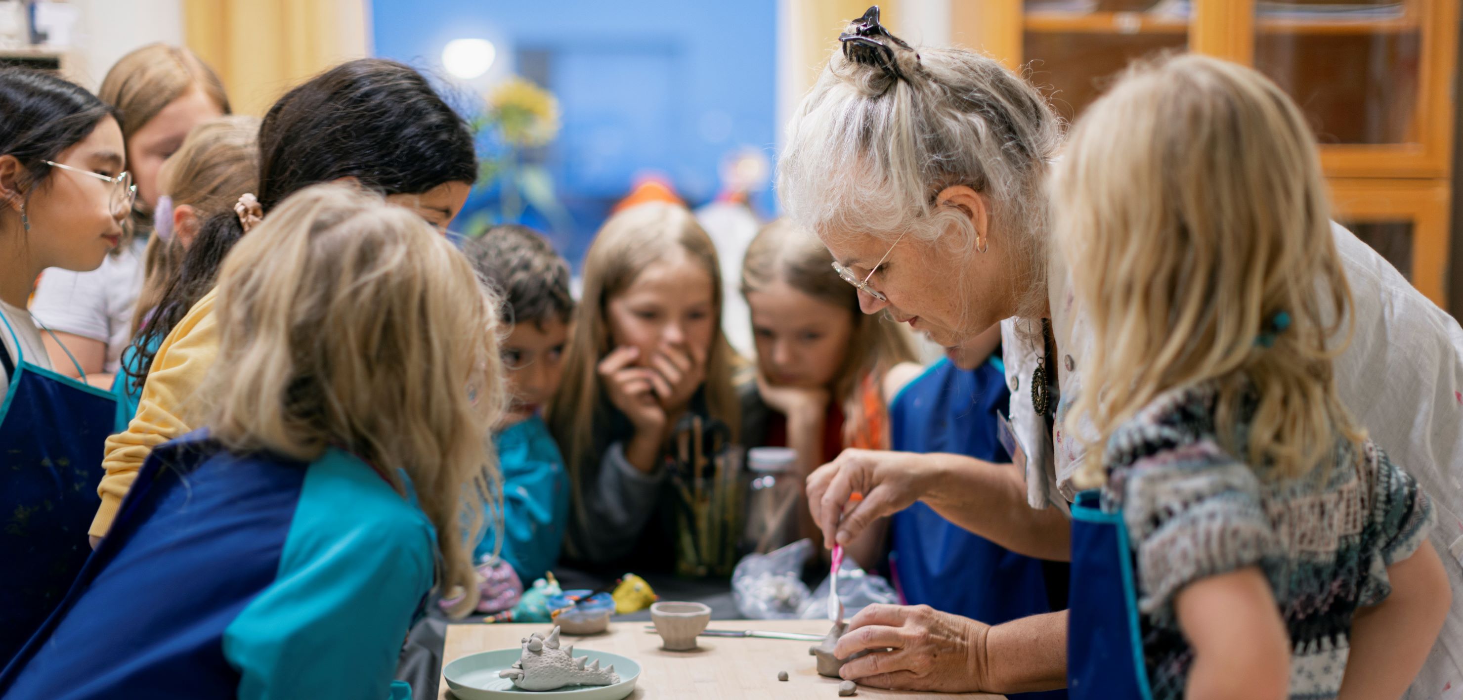 Barn samlade runt pedagog